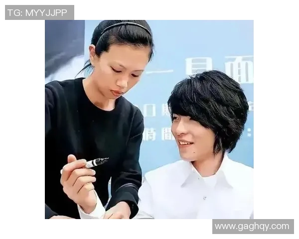 大一岁姐姐与足球球星的甜蜜姐弟恋：跨越年龄界限的真爱故事