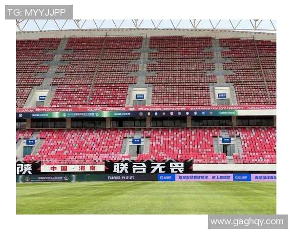 顶级足球后卫的无畏风采:球场上的铁血防线与领袖魅力 顶级足球后卫的无畏风采:球场上的铁血防线与领袖魅力